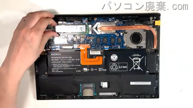 VAIO SVP112A1CNのHDD（SSD）の場所です