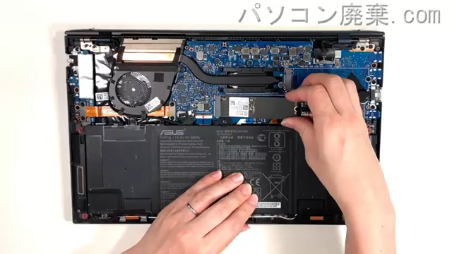 ExpertBook B9450FのHDD（SSD）の場所です